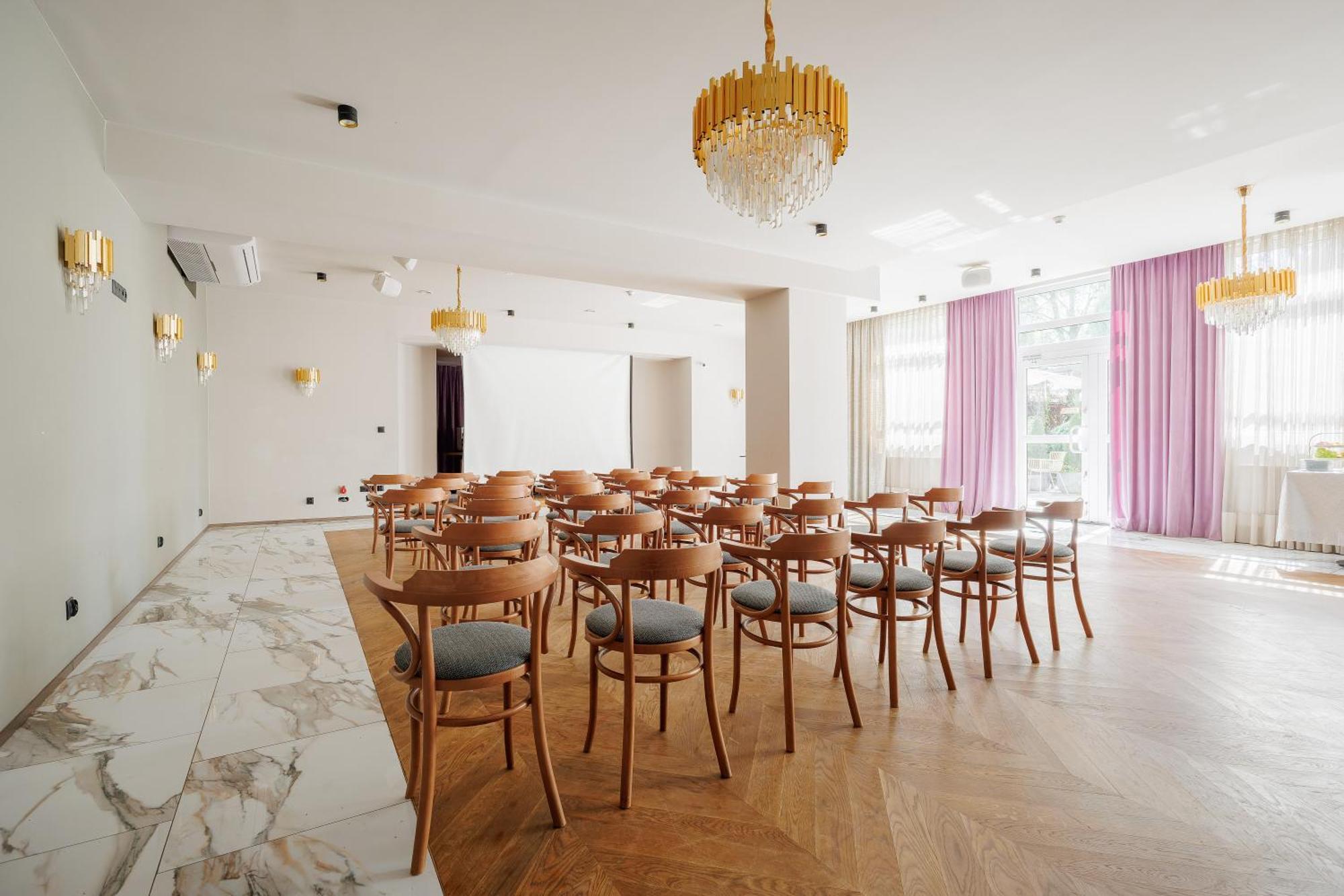 Hotel Cristal Park Tarnów Eksteriør bilde